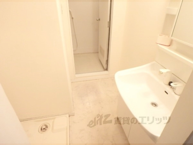 洗面設備　窓は南向きです