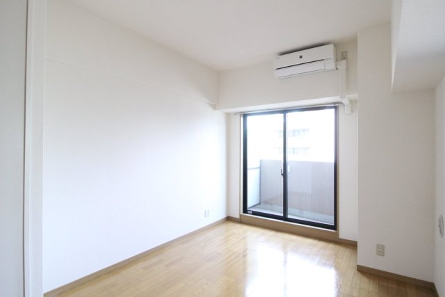 その他部屋・スペース　落ち着いた色調の寝室です