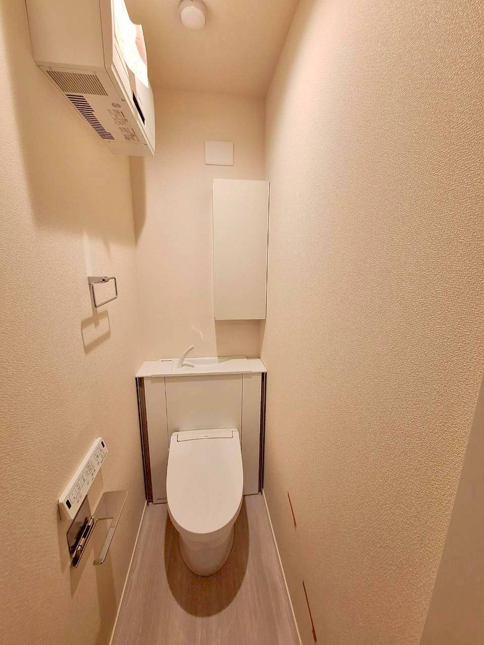 トイレ　温水洗浄便座付きタンクレストイレ