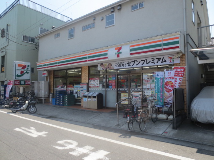 コンビニ　セブンイレブン（コンビニ）まで557m