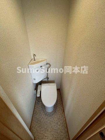 トイレ　落ち着いた色調のトイレです