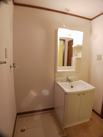 洗面設備　ゆったりとスペースのある洗面所