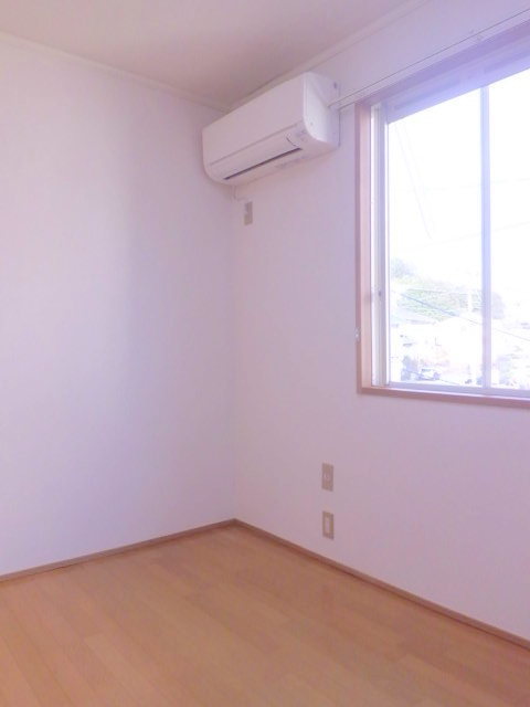 居室・リビング　南西向きで明るい洋室５．５帖