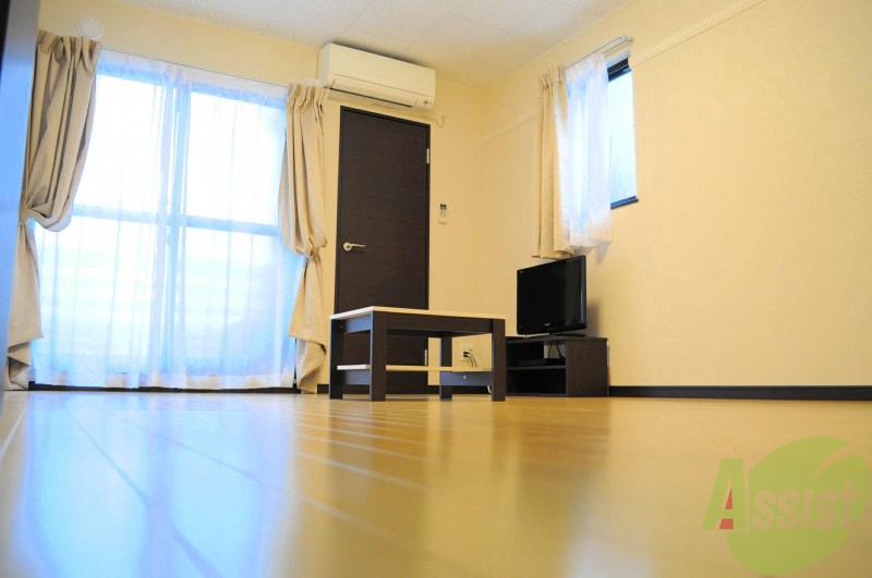 居室・リビング　お部屋の広さ約８畳の広々とした室内です！