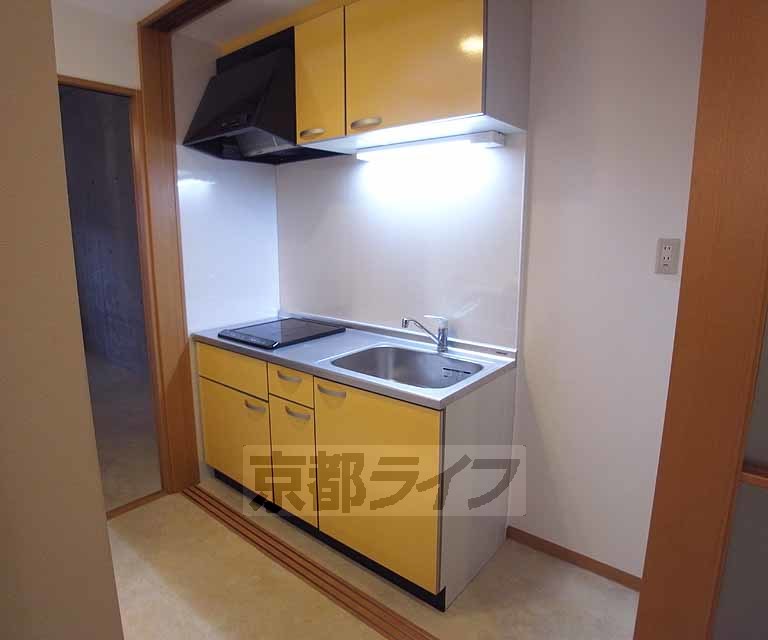 キッチン　ＩＨ２口コンロ付きで広さも余裕のある優れたキッチンですよ