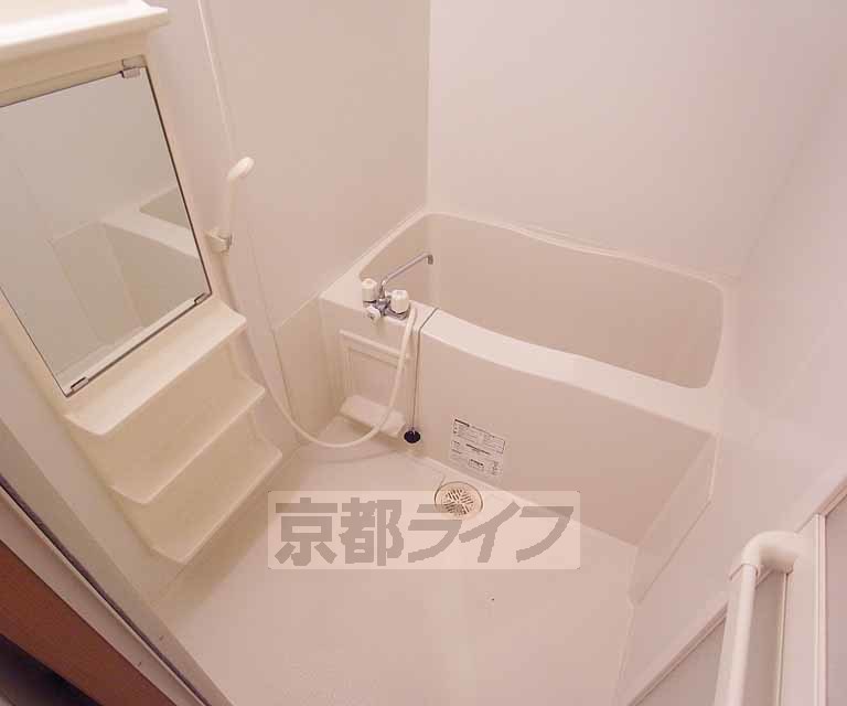 バス・シャワールーム　清潔感があり、シャンプー台もあるスッキリしたバスです