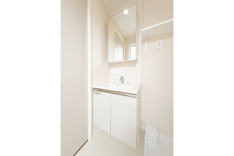 洗面設備　明るい洗面所です