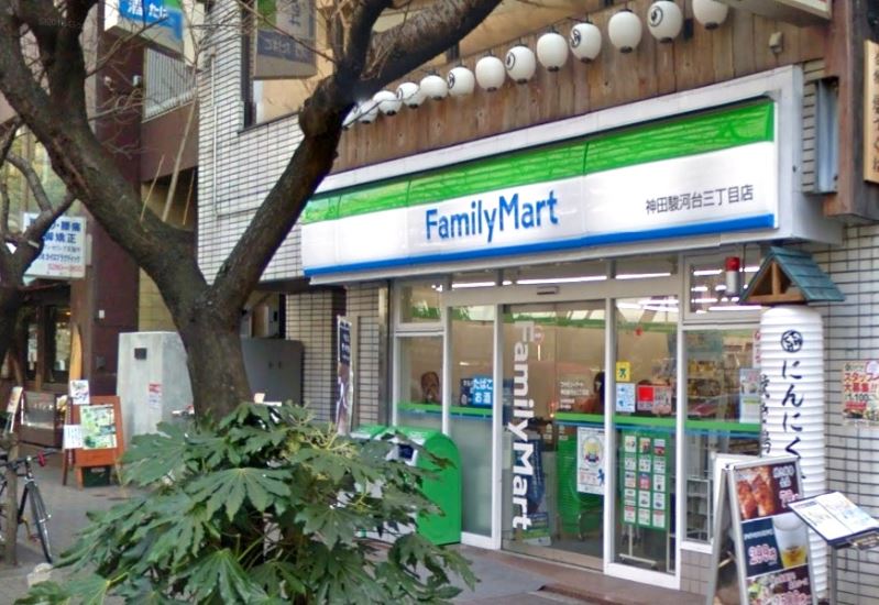 コンビニ　ファミリーマート神田駿河台三丁目店（コンビニ）まで133m