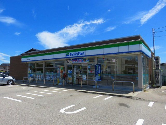 コンビニ　ファミリーマート（コンビニ）まで700m