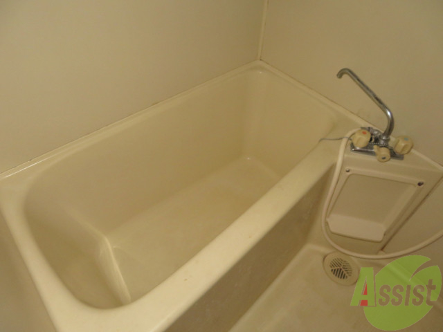 バス・シャワールーム　シンプルなお風呂です。ゆったりとお入りください。