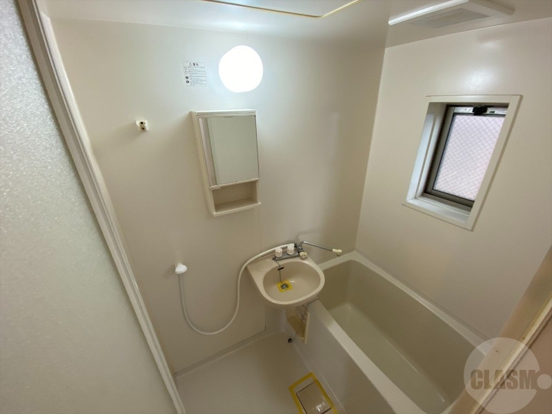 バス・シャワールーム　窓のあるバスルーム