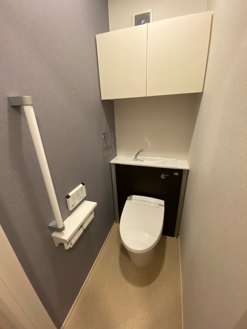 トイレ　温水洗浄便座機能付きのトイレです♪