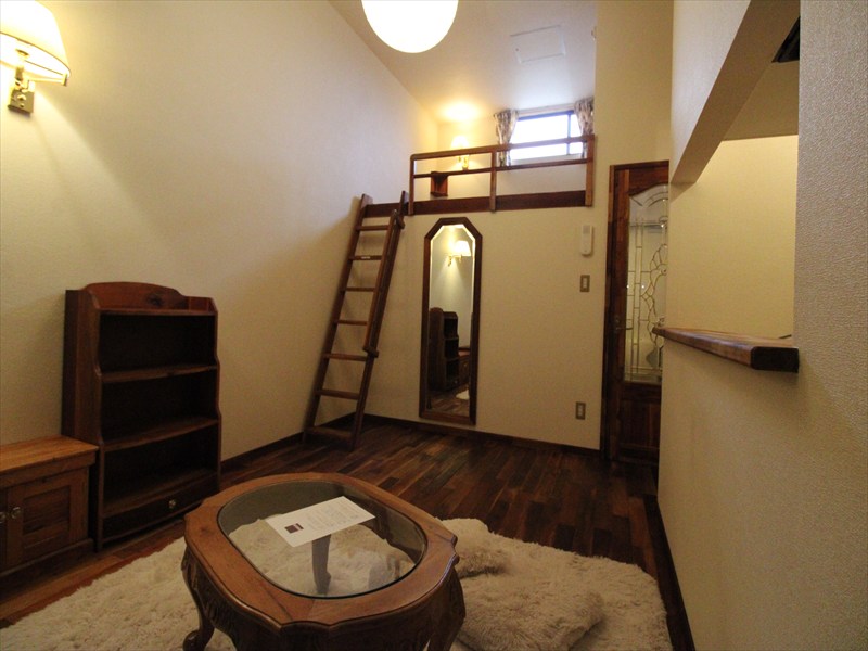 居室・リビング　無料レンタル家具付き（テーブル・棚など）