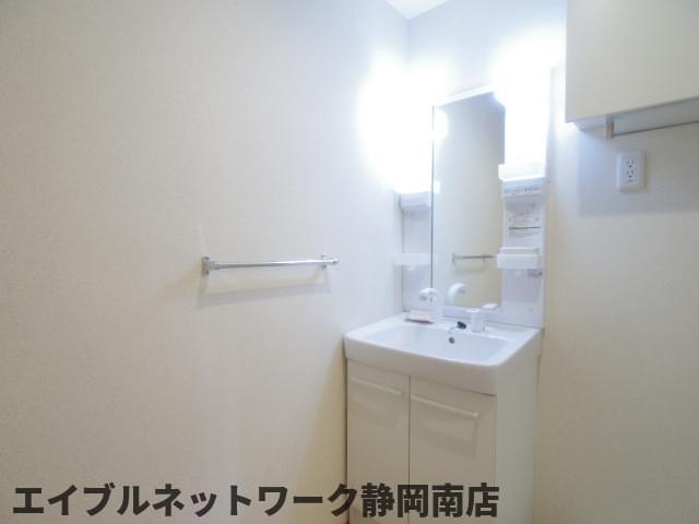 洗面設備　明るい洗面所です