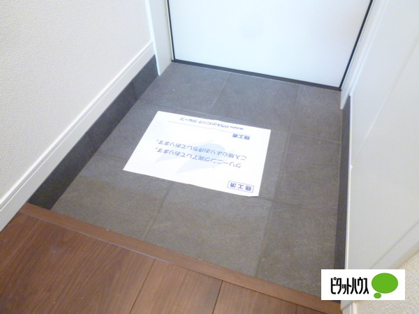 玄関　同物件別室写真