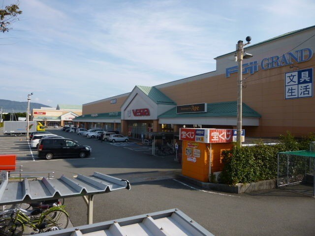 スーパー　フジグラン葛島（スーパー）まで520m