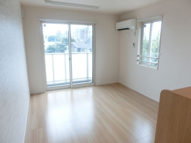 居室・リビング　2面採光の明るい居室です