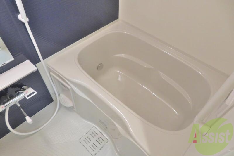 バス・シャワールーム　浴室はゆっくりと浸かれそうなサイズ感ですね。