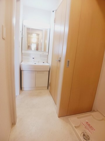 洗面設備　明るい洗面所です