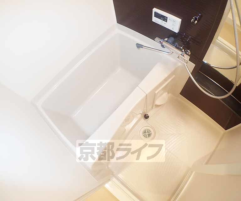 バス・シャワールーム　清潔感のあるバスルームです。