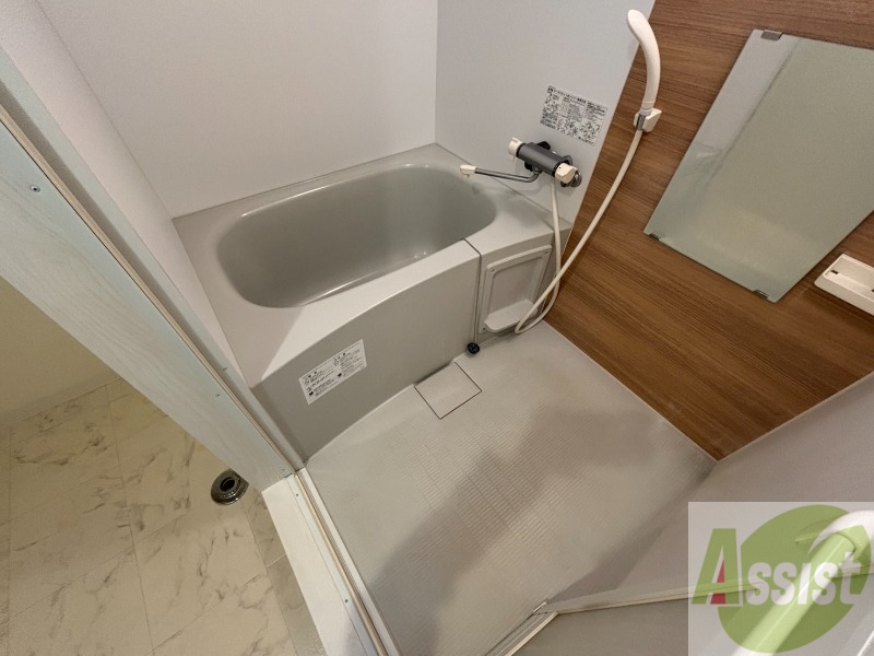 バス・シャワールーム　バスルームは狭すぎず、シャワーも浴びやすそうです。