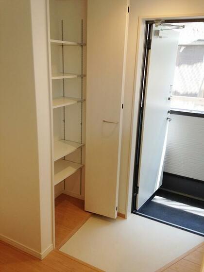 玄関　※別号室の写真のため現況と少し異なります