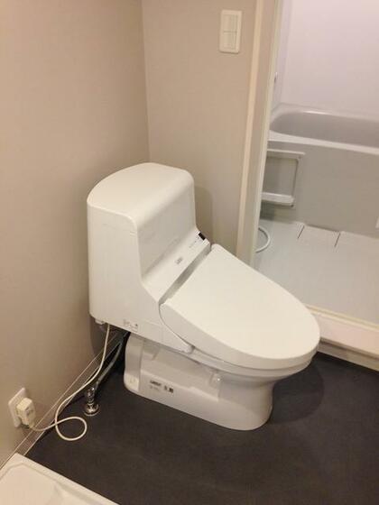 トイレ　※別号室の写真のため現況と少し異なります