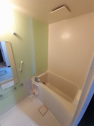 バス・シャワールーム　コンパクトで使いやすいお風呂です