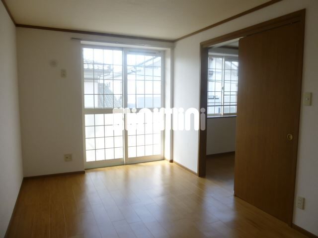 居室・リビング　南側の洋間です