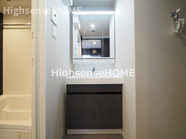 洗面設備　明るい洗面所です