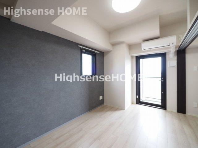 居室・リビング　落ち着いた色調の洋室です