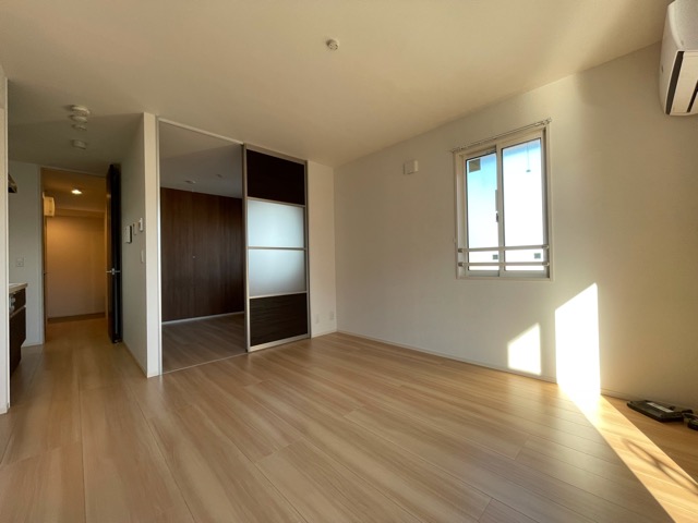 居室・リビング　エアコン付きで快適に過ごせます♪