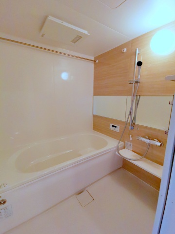 バス・シャワールーム　追炊きと乾燥機付きでゆとりの一坪風呂