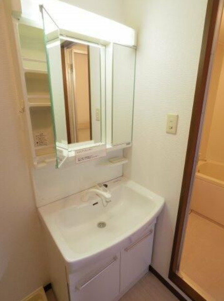 洗面設備　朝の支度にも助かる、独立の洗髪洗面化粧台