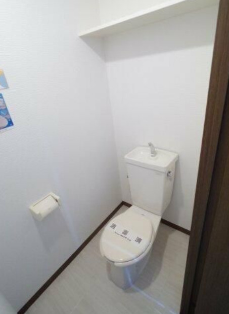 トイレ　落ち着いた色調のトイレです