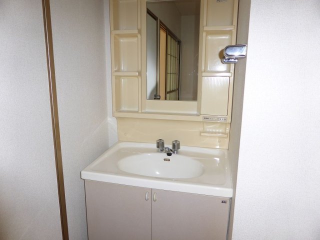 洗面設備　明るい洗面所です