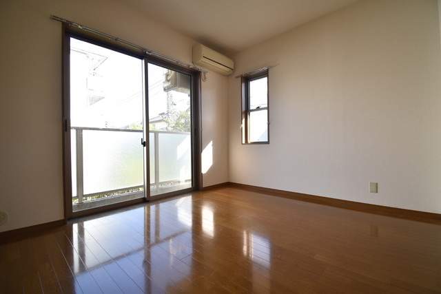 居室・リビング　【洋室７帖】　角部屋・２面採光のお部屋です★