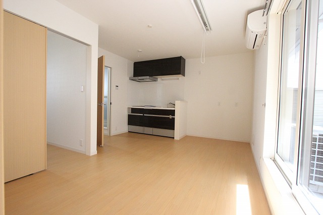 居室・リビング　同物件別号室です。