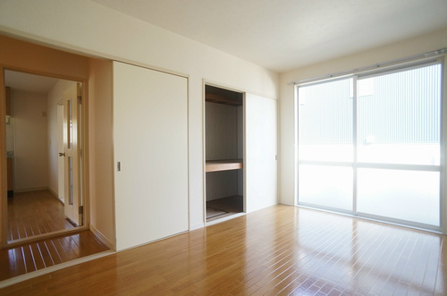 居室・リビング　洋室6.7帖　大きな窓から明るい陽光が差し込みます☆