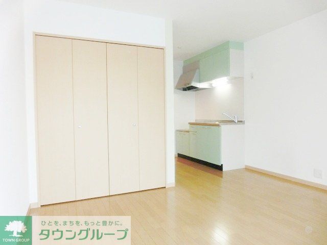 居室・リビング　バルコニー側から見た洋室