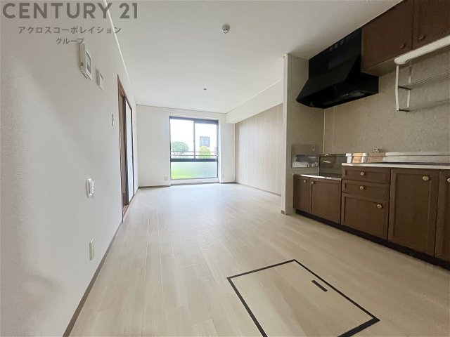 居室・リビング　角部屋♪エアコン付きで快適に過ごせます♪