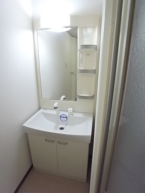 洗面設備　ゆったりとスペースのある洗面所