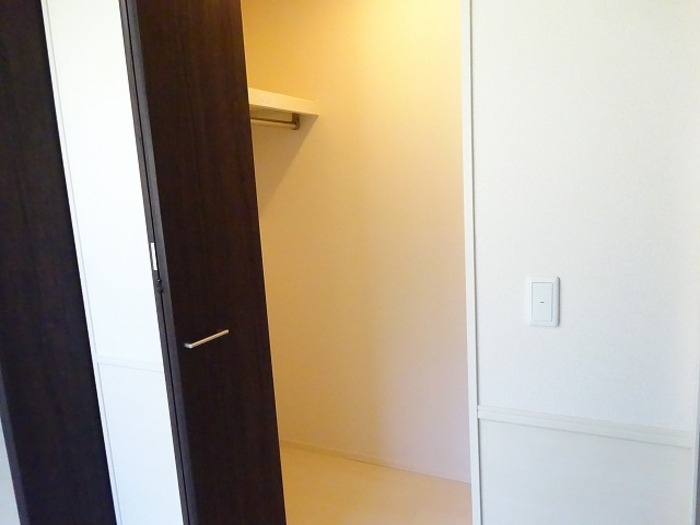 トイレ　落ち着いた色調のトイレです