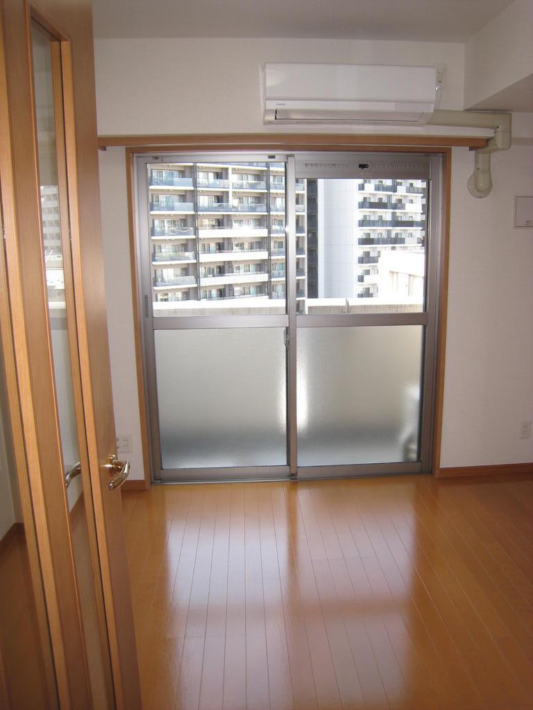 居室・リビング　洋室約５．４畳の居室