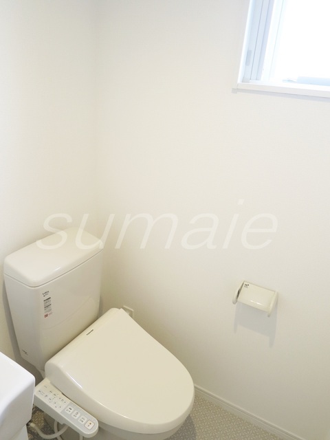 トイレ　窓付きでウォシュレット付きのトイレです