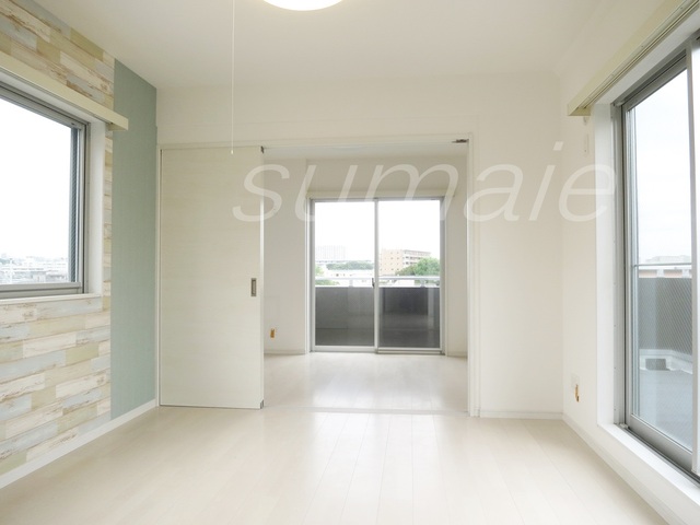 居室・リビング　3面採光のお部屋です☆