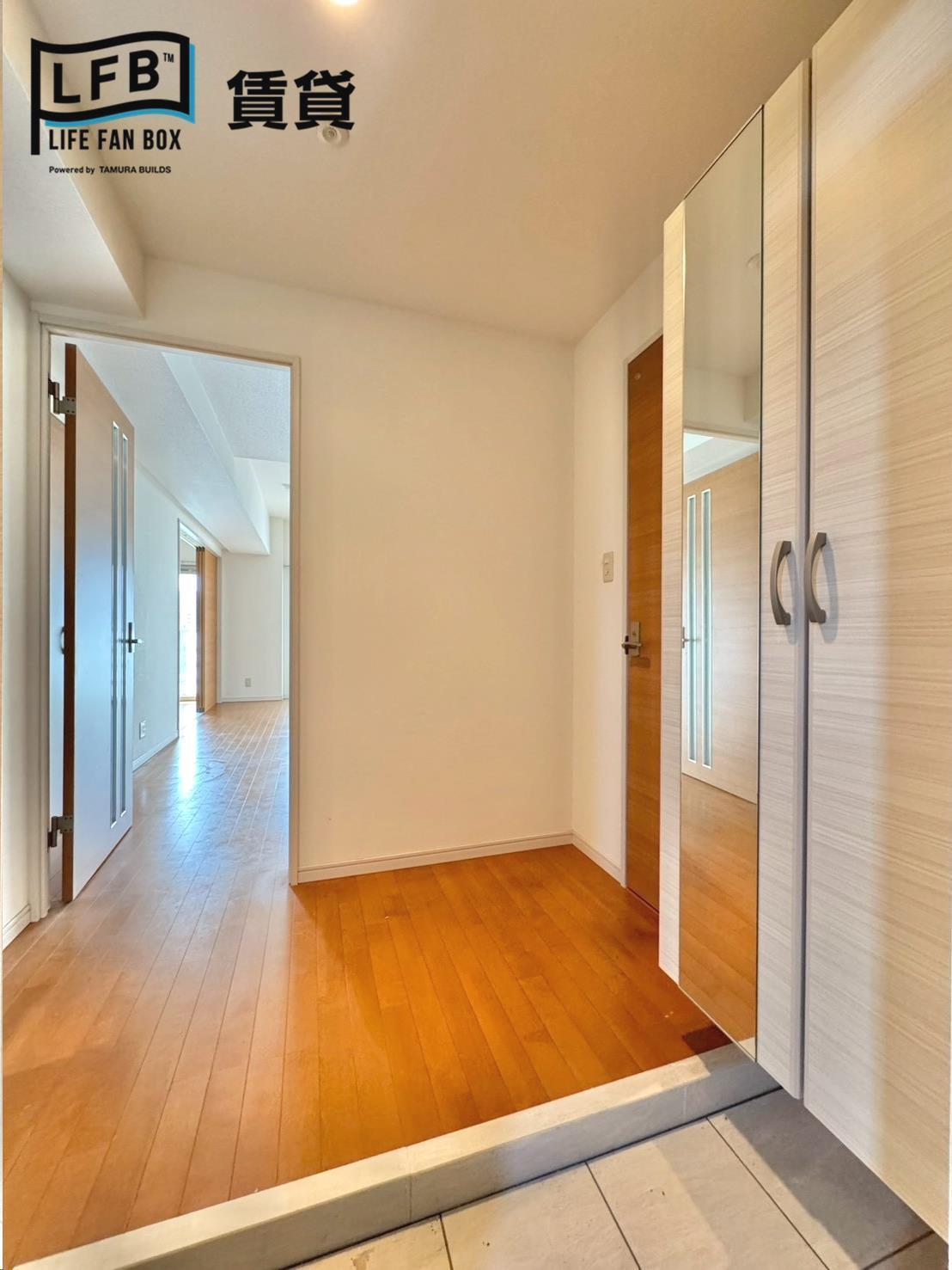 玄関　※退去後すぐ、清掃前の写真です。