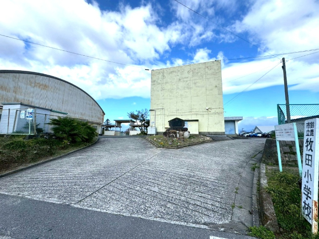 小学校　鈴鹿市立牧田小学校（小学校）まで576m