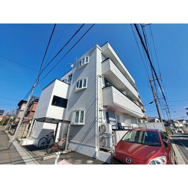 建物外観　明るい白基調の外観です