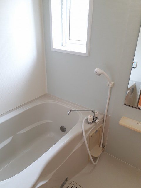 バス・シャワールーム　窓付きバスルーム